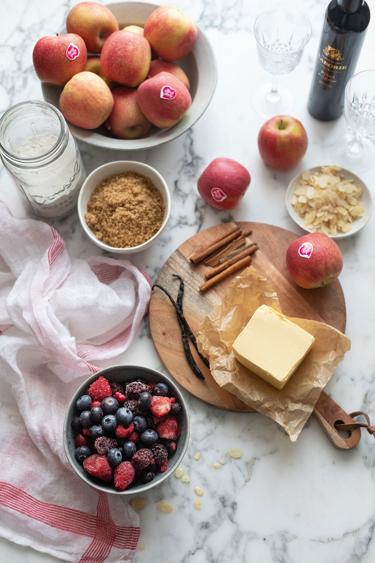 Ingrédients pour la recette du crumble aux pommes et aux baies avec des amandes effilées