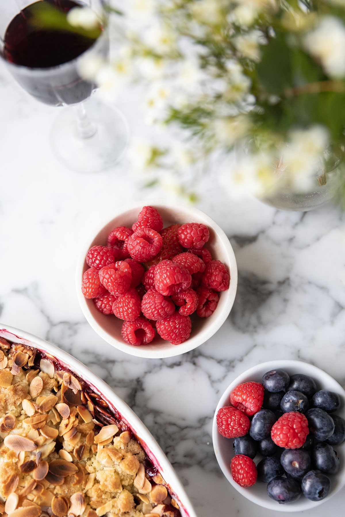Recette de crumble aux pommes et aux baies avec des framboises