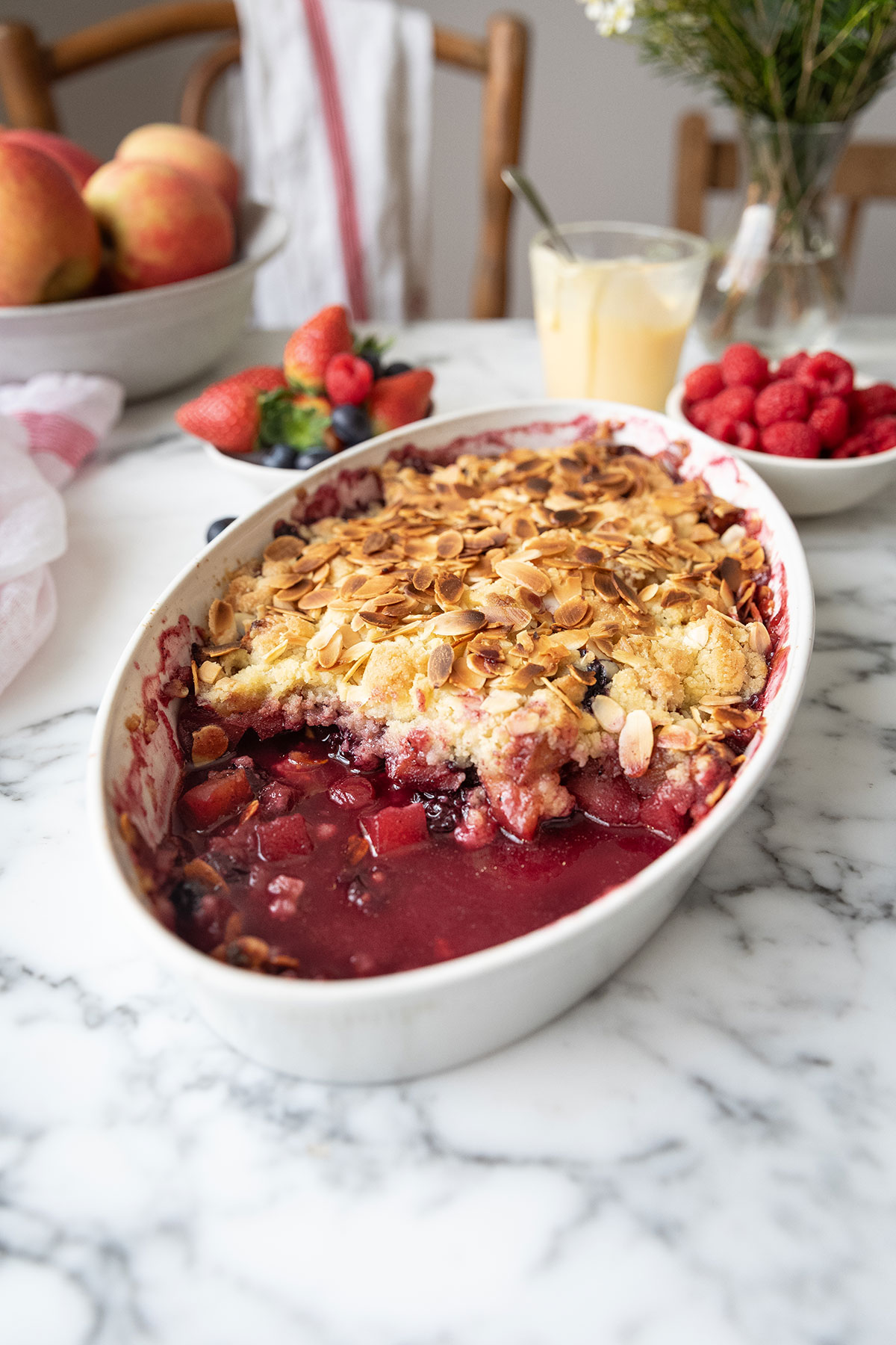 La meilleure recette de crumble aux pommes et aux baies avec des amandes effilées