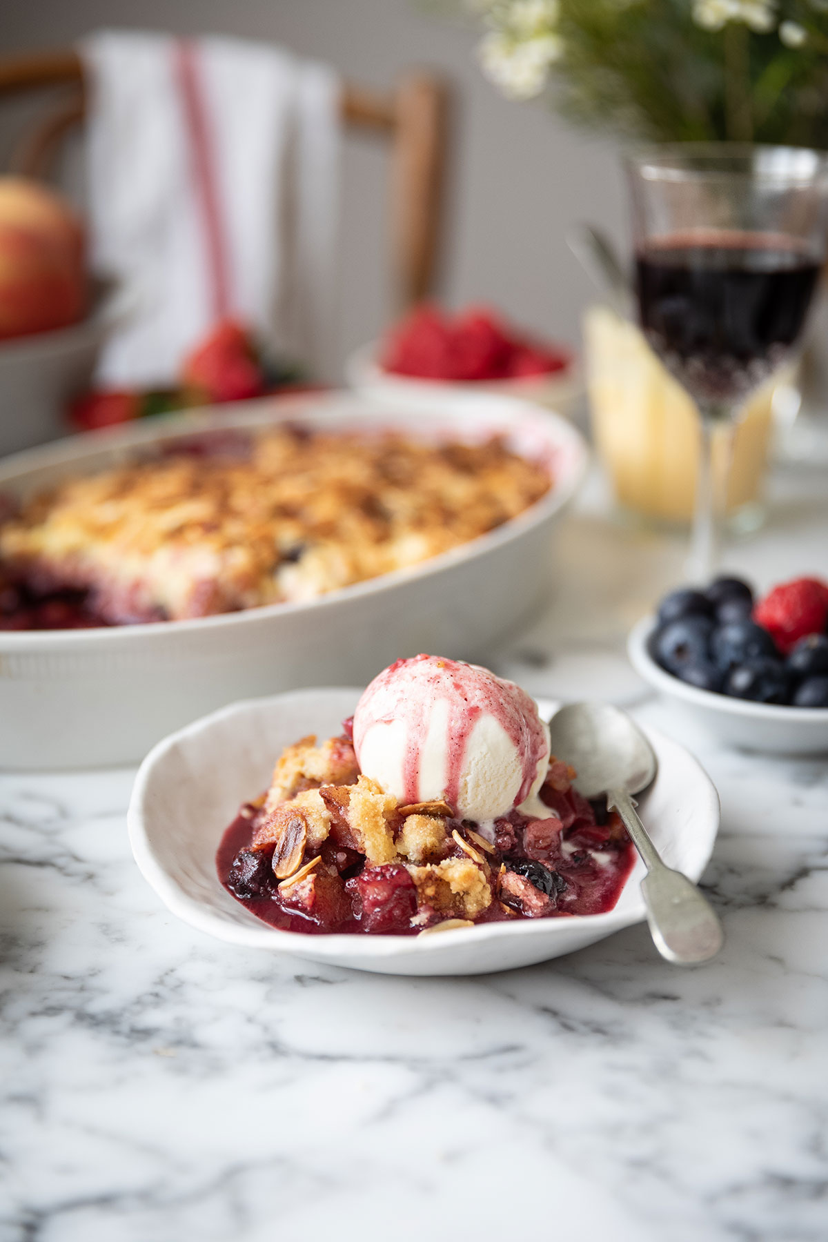 La meilleure recette de crumble aux pommes et aux baies avec de la glace à la vanille