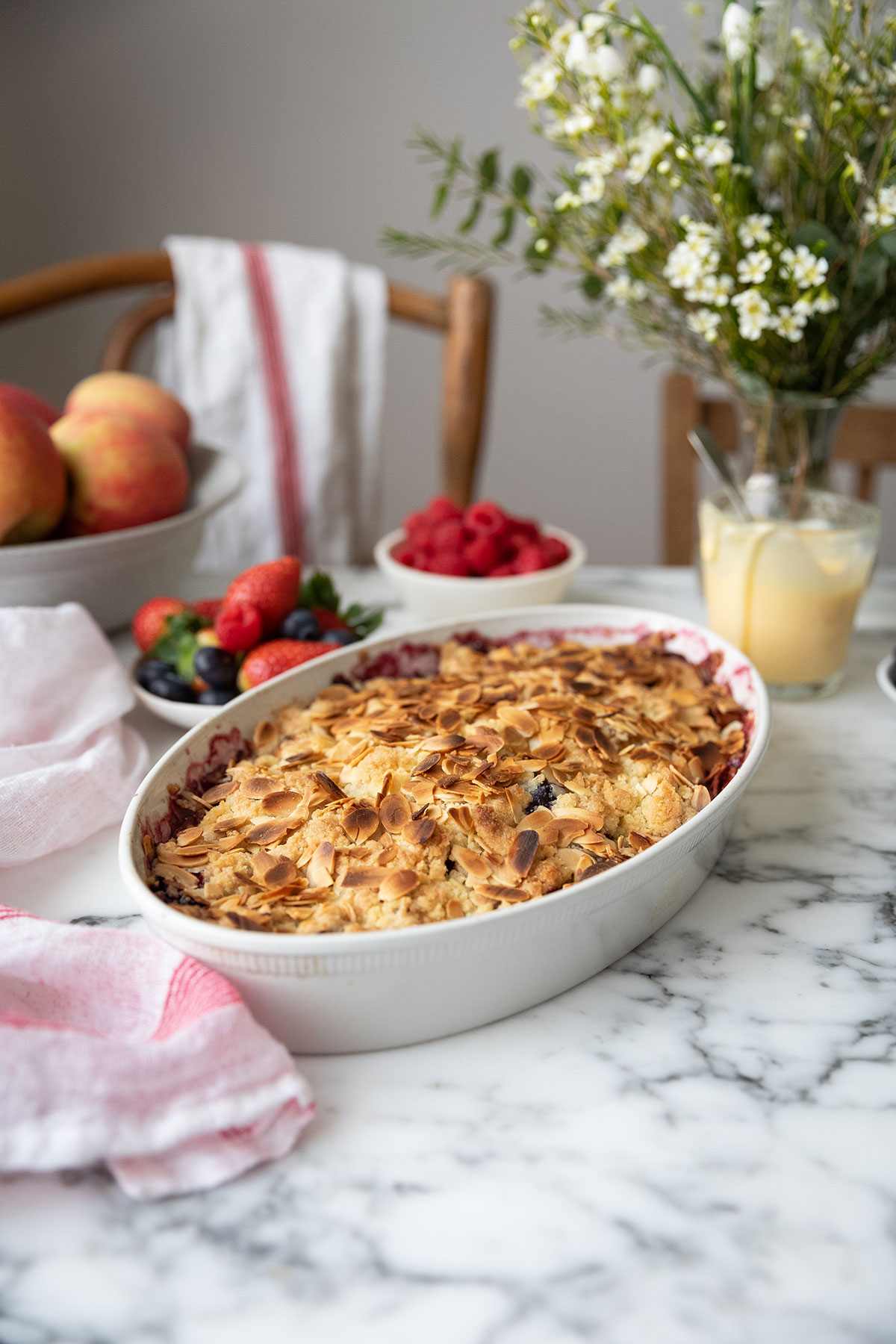 La meilleure recette de crumble aux pommes et aux baies avec des amandes effilées