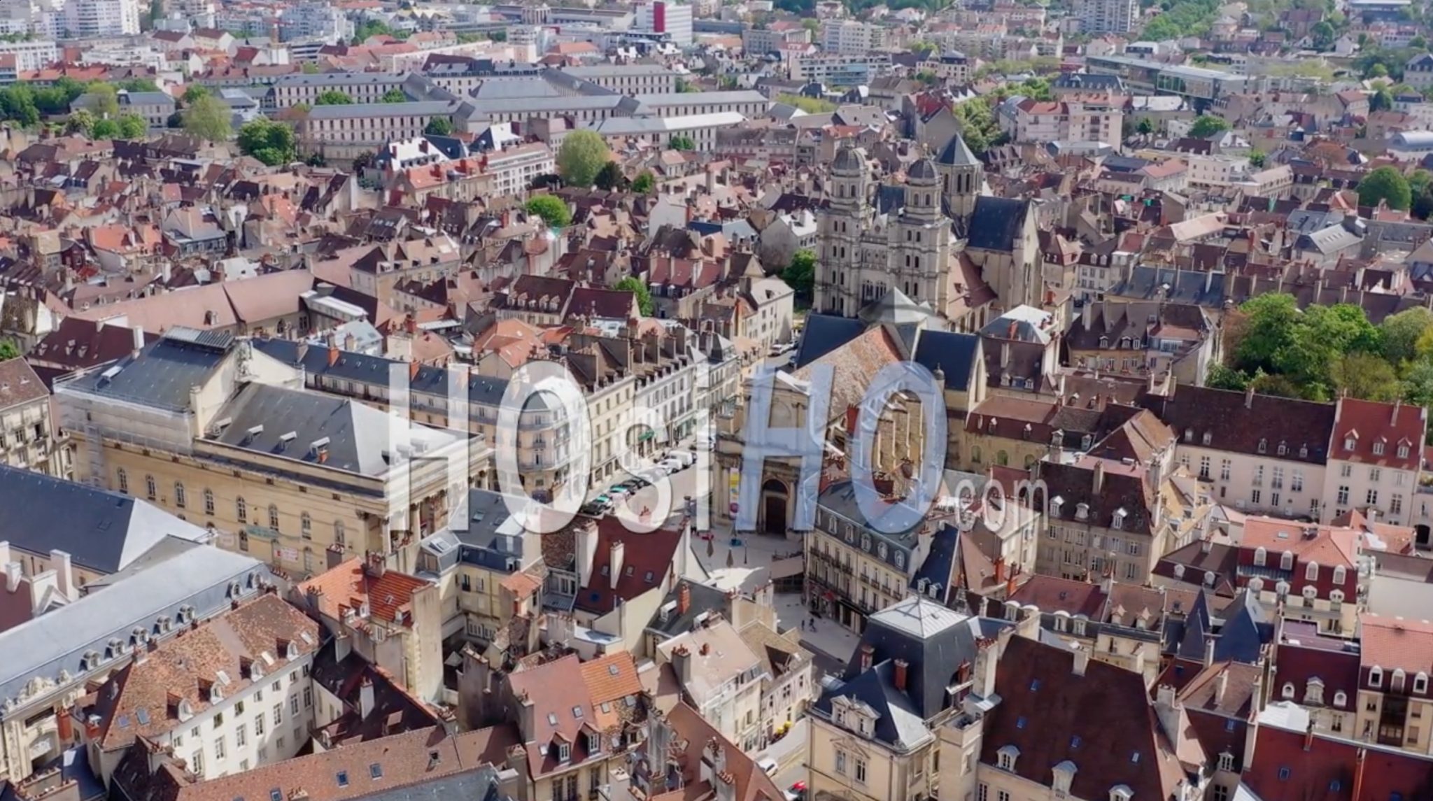 🚁✨ Vue aérienne de l'église Saint-Michel au cœur de Dijon, Bourgogne 🇫🇷 - Drone Stock Fetom sur hosiho.com