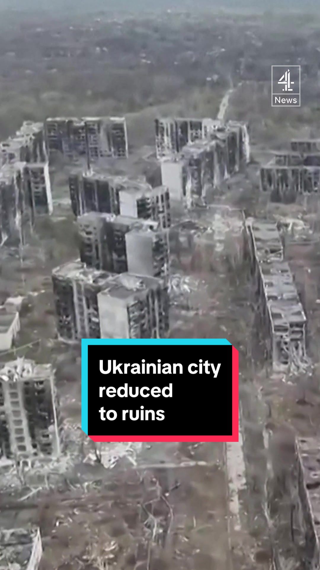 Des images de drones montrent que la ville de Toretsk de l'Ukraine est réduite aux ruines. Troupes russes