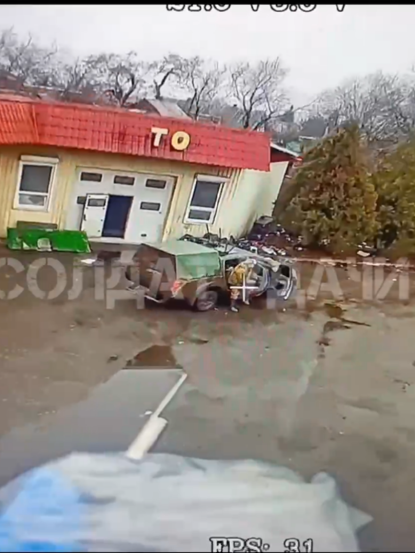 Le drone Russian FPV FPV s'est envolé pour prendre des photos et saluer les soldats ukrainiens avec une demande de voiture.