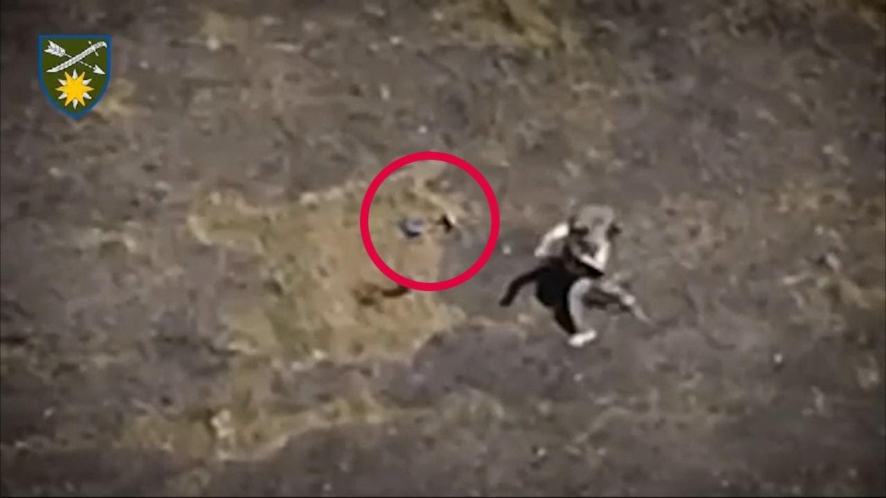 Guerra in Ucraina, la mossa disperata del soldato: lancia il fucile contro il drone e si salva