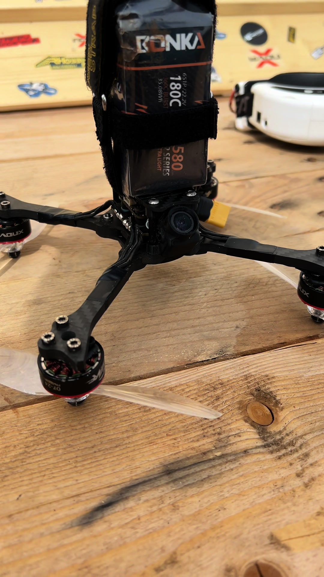 À quelle vitesse va un drone de course?