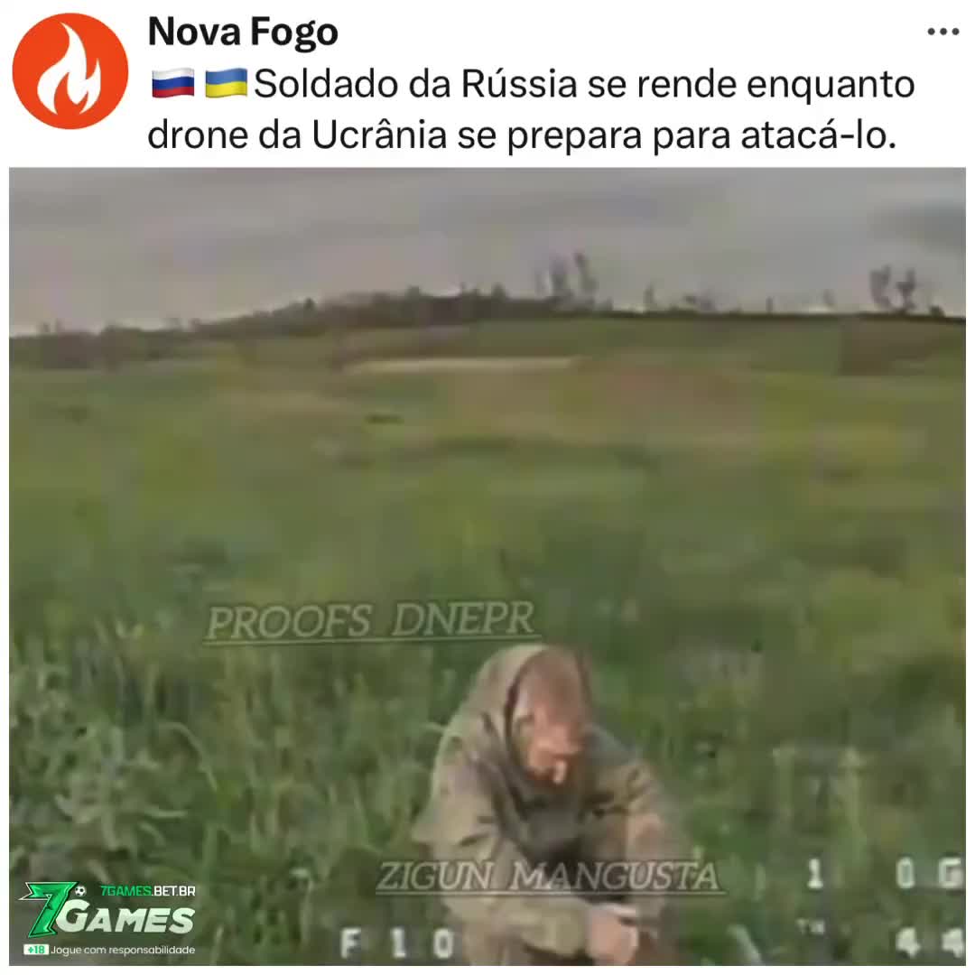 Un soldat russe reste assis, immeuble, tandis qu'un drone ukranien kamikaze