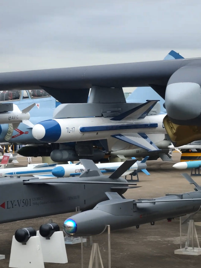 Jetons un coup d'œil à la configuration de la puissance de feu du drone de neuf jours de drone de drone de l'abeille chinois. Je soupçonne qu'il peut accrocher une petite bombe nucléaire tactique.