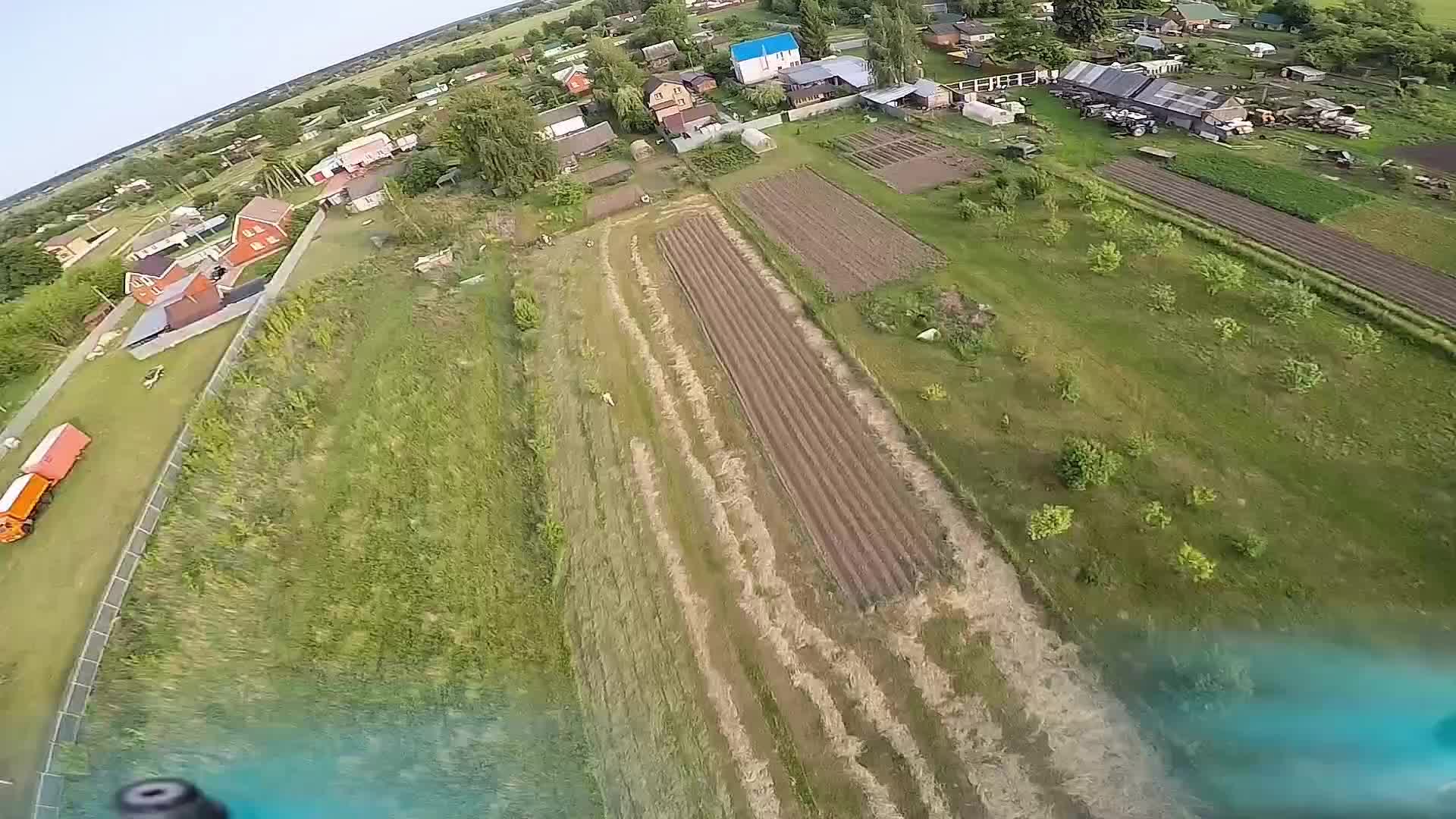 Vols dans le jardin du grand-père du drone à la première personne)