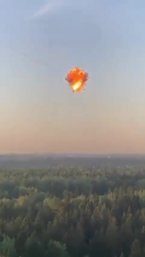 Images folles! Un drone ukrainien intercepté par le système de défense aérienne russe ove