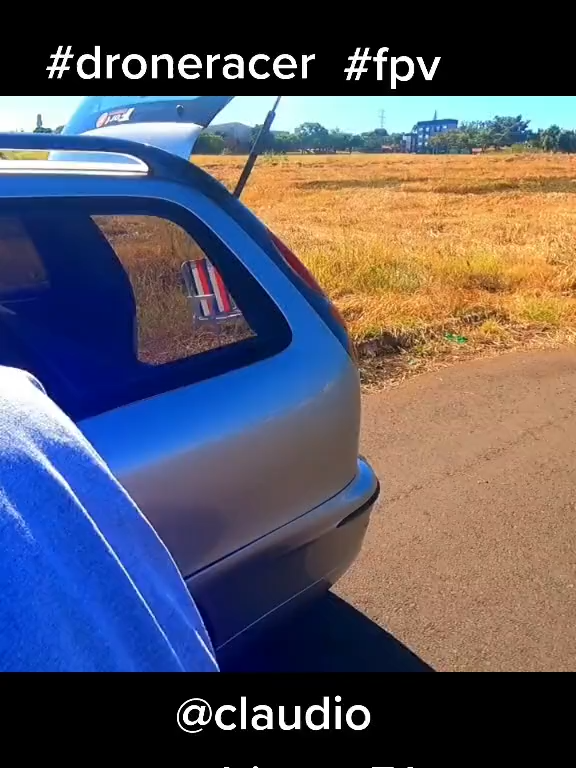 868 manœuvres avec raceur de drone suivant la voiture freestyle