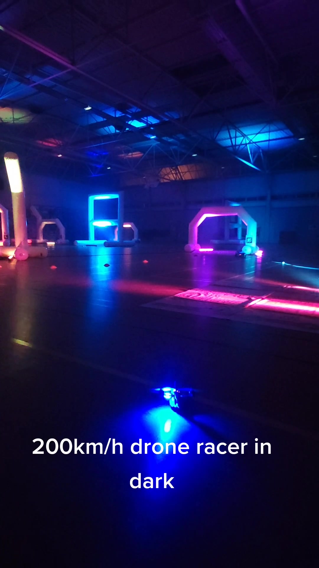 Racer de drone 200 km / h dans l'obscurité