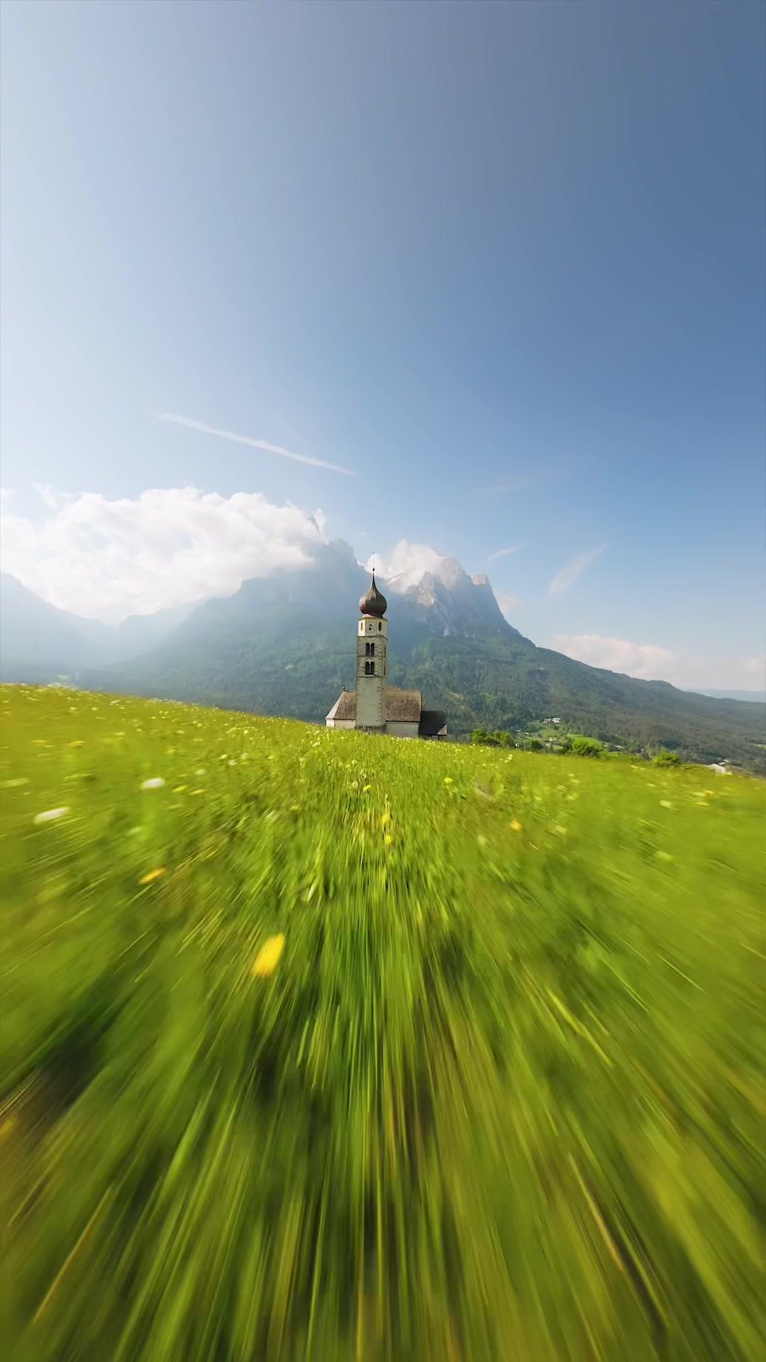 Les nuages ​​couvraient ces belles montagnes toute la matinée, mais ensuite ils apparaissent