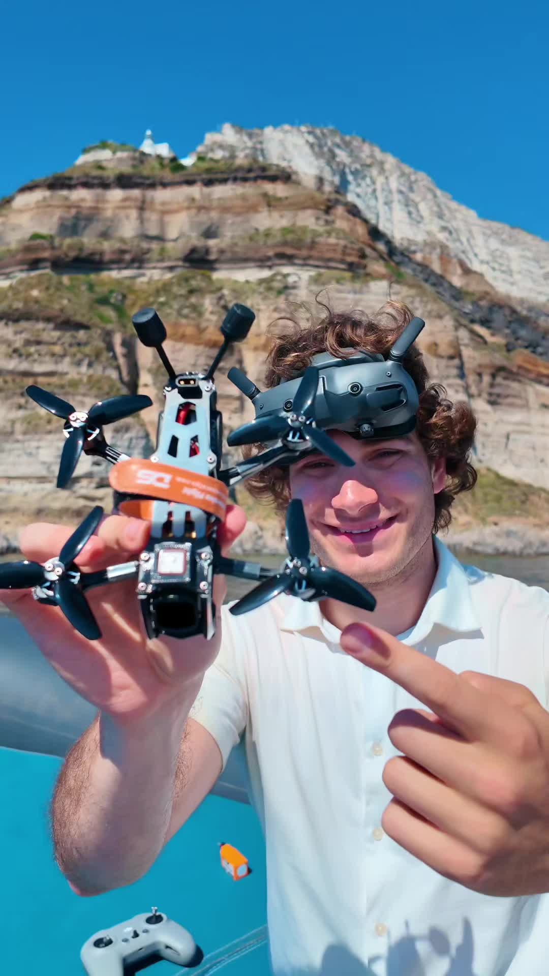 Petit drone, grande plongée! Loué un petit bateau pour visiter la belle île d'isch