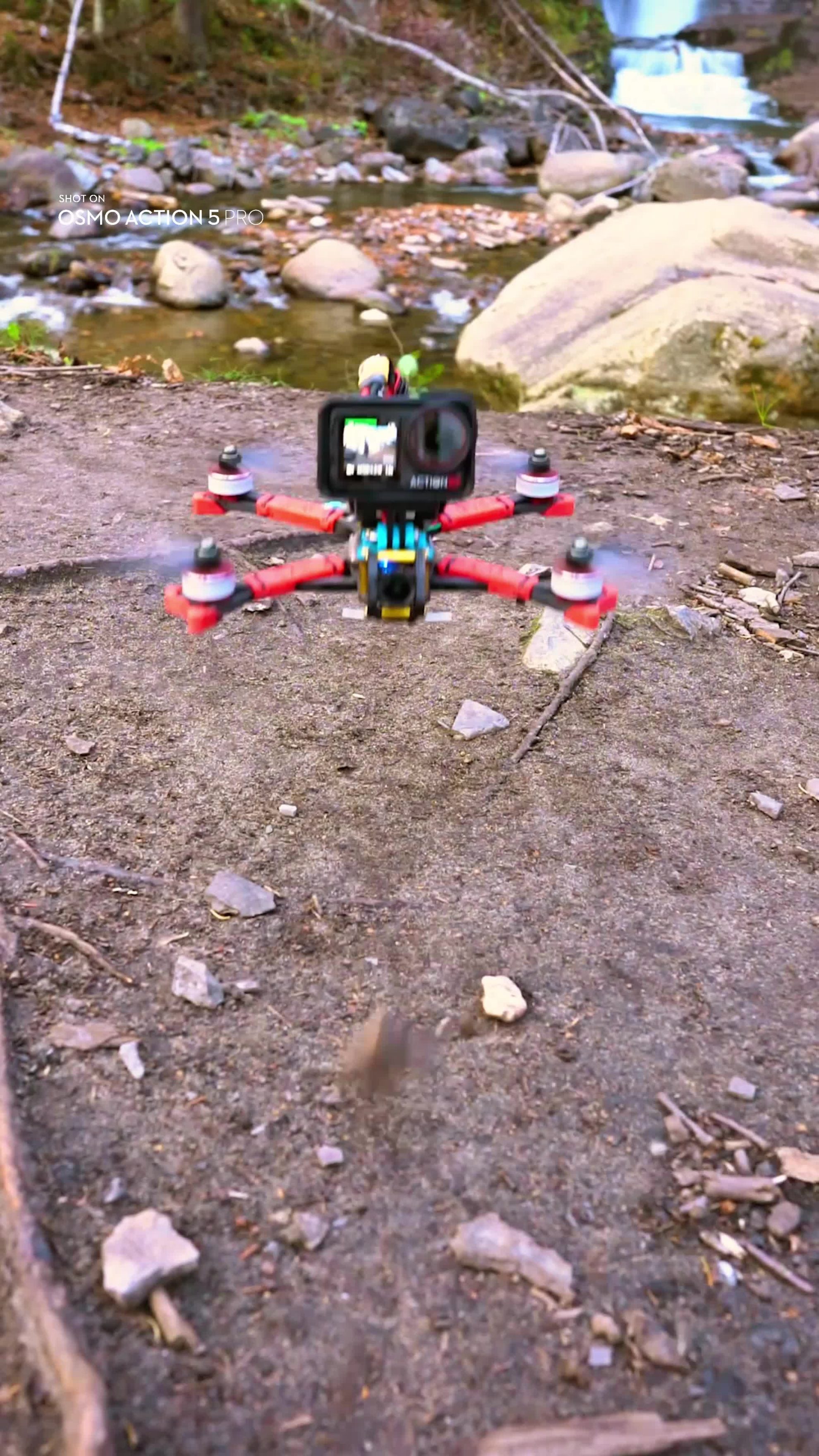 Courir à travers une cascade avec la configuration du FPV de rêve capturé avec l'action d'Osmo