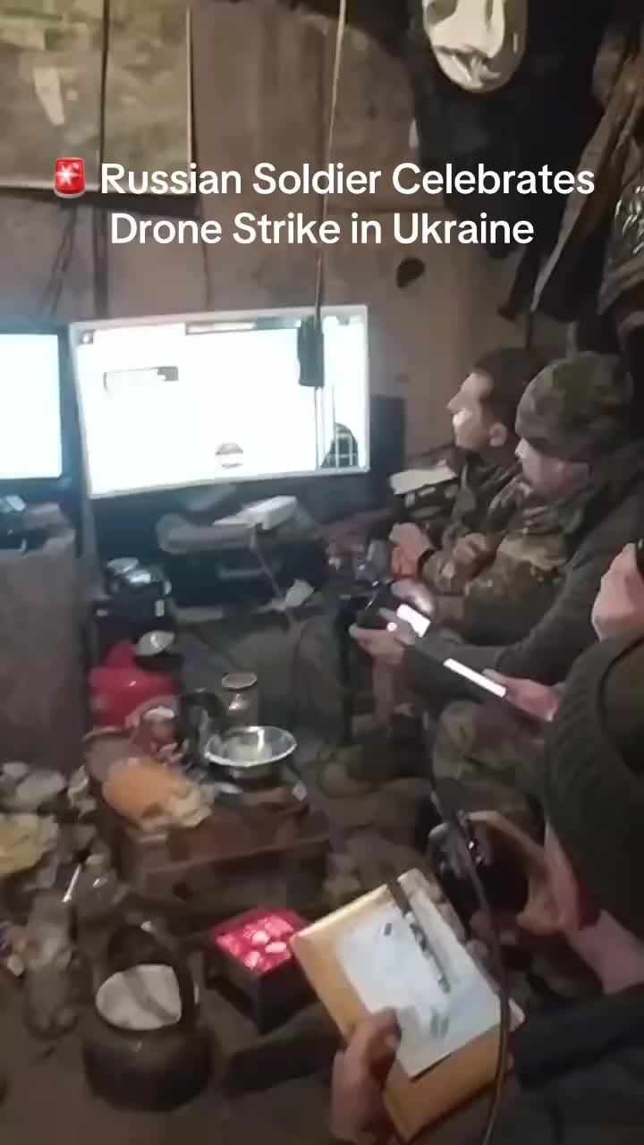 Le soldat russe exploite un drone en Ukraine, applaudi par des images de pairs d'Ukrai