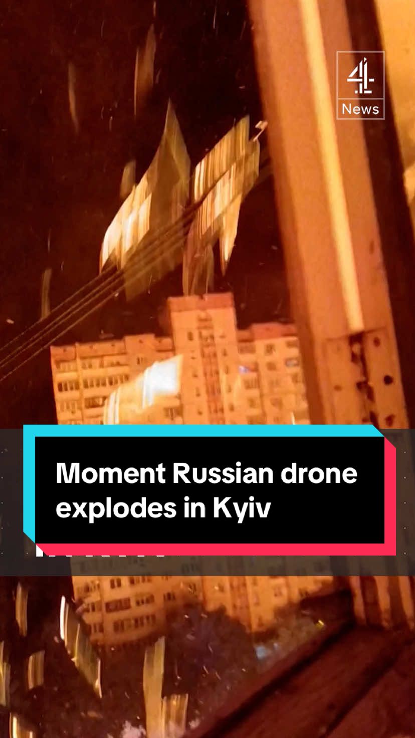 Un drone russe explose dans un quartier résidentiel de Kyiv alors que la Russie bombardait l'UKR