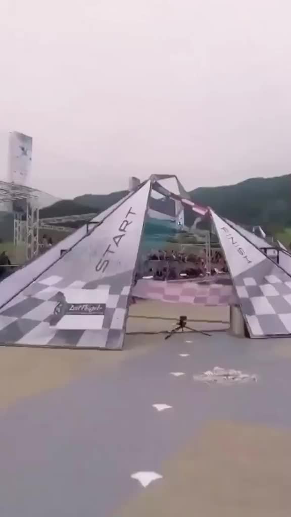 Devinez à quelle vitesse un drone coureur peut venir!