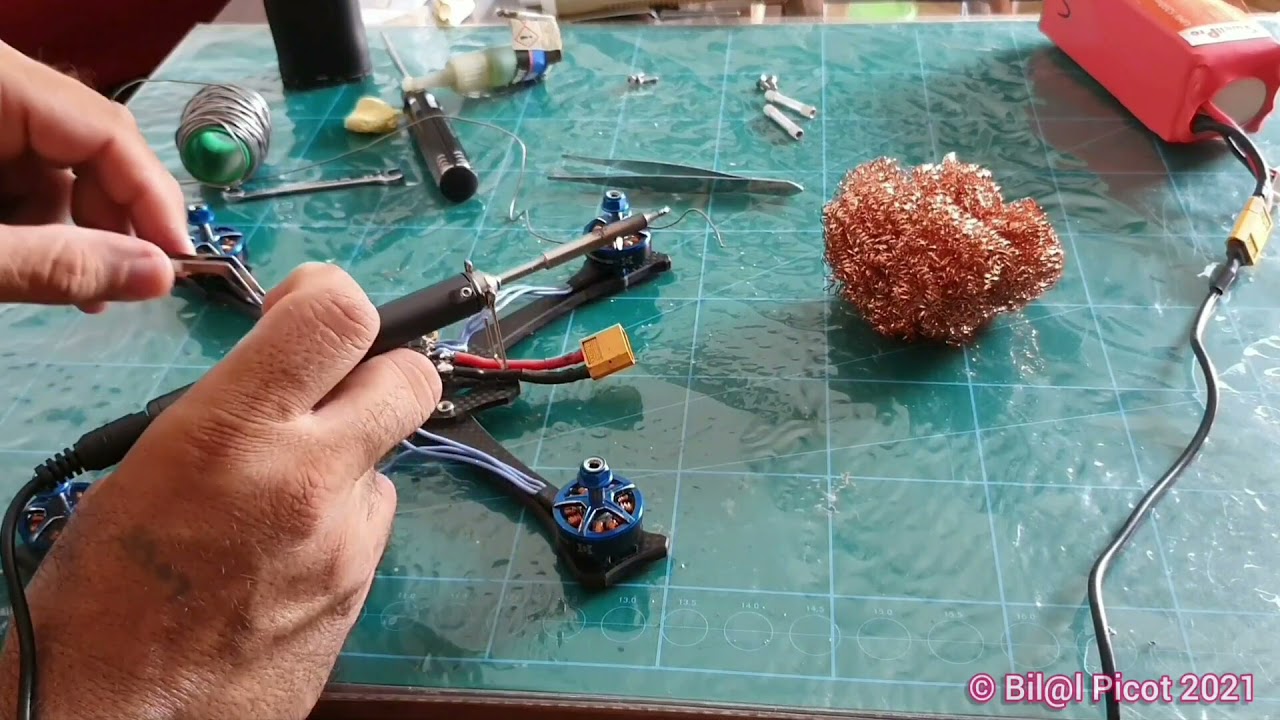 Montage drone racer [FORZA 5"] en accéléré.