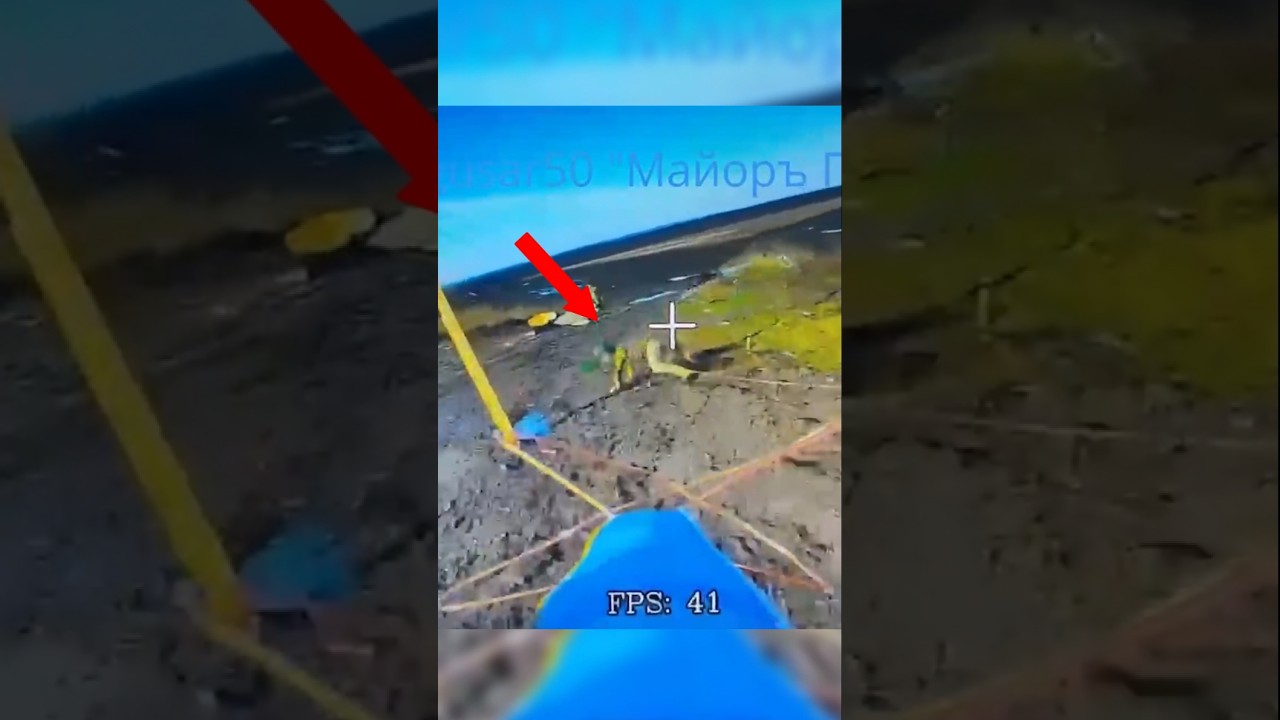 Солдаты в панике, когда FPV дрон запускается из сетчатого коридора