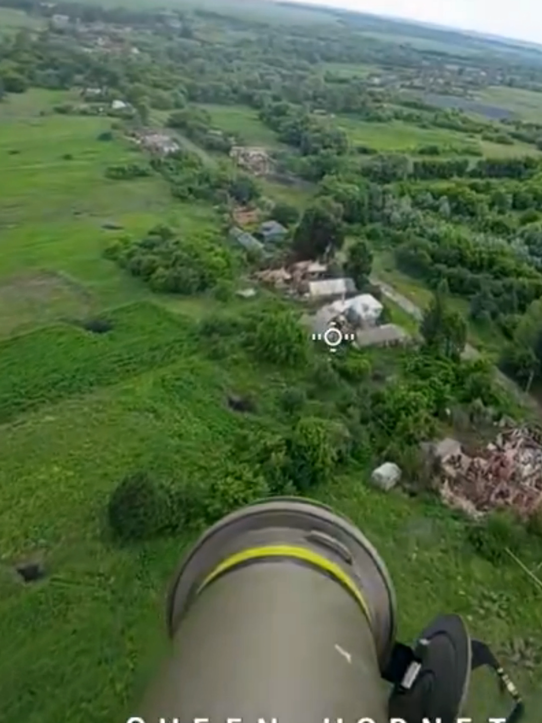 Des combattants ukrainiens ont équipé un drone avec un lanceur de grenades à main.