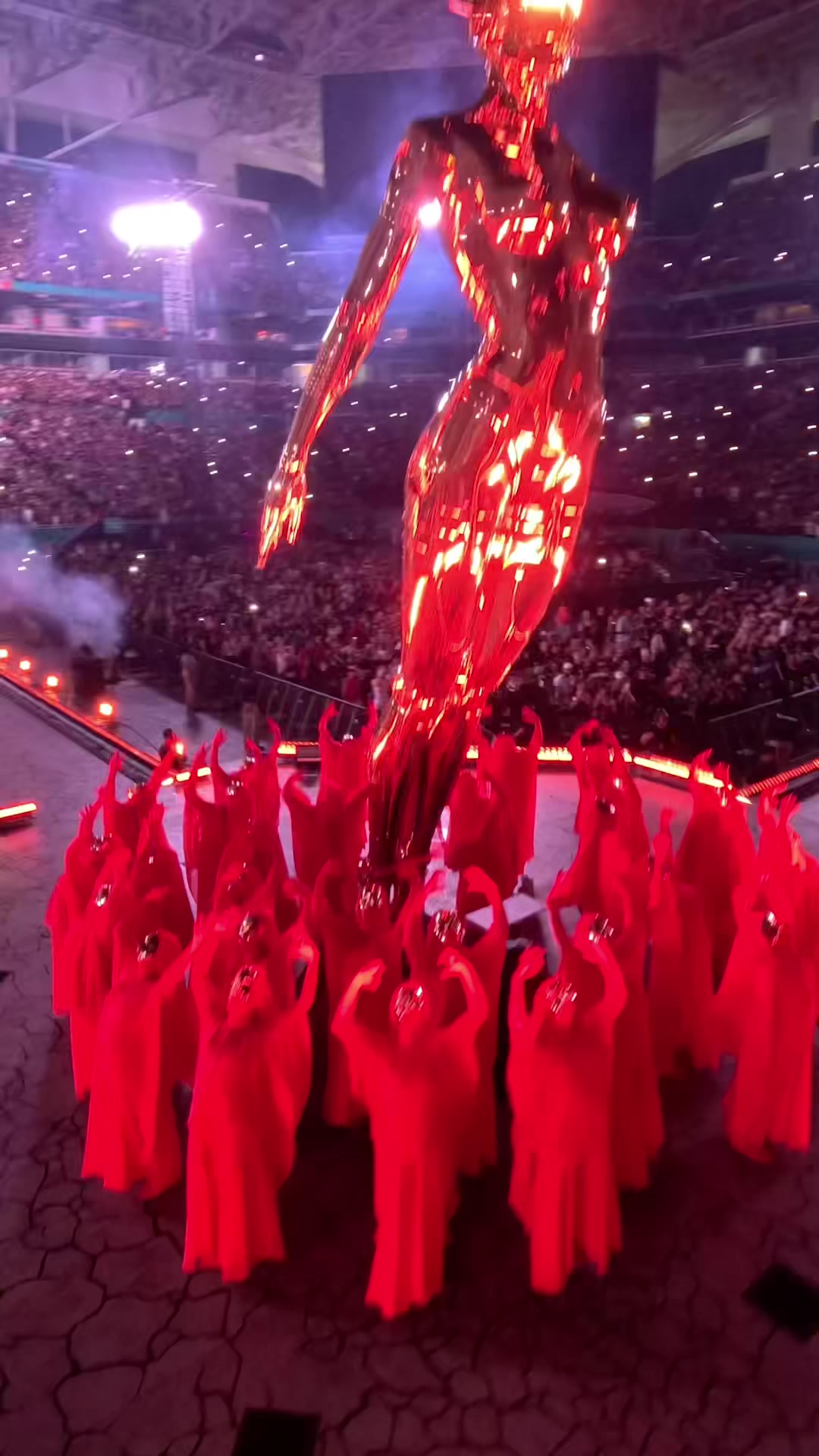 Nous avons fouetté un drone FPV autour de Weeknd Show à Miami