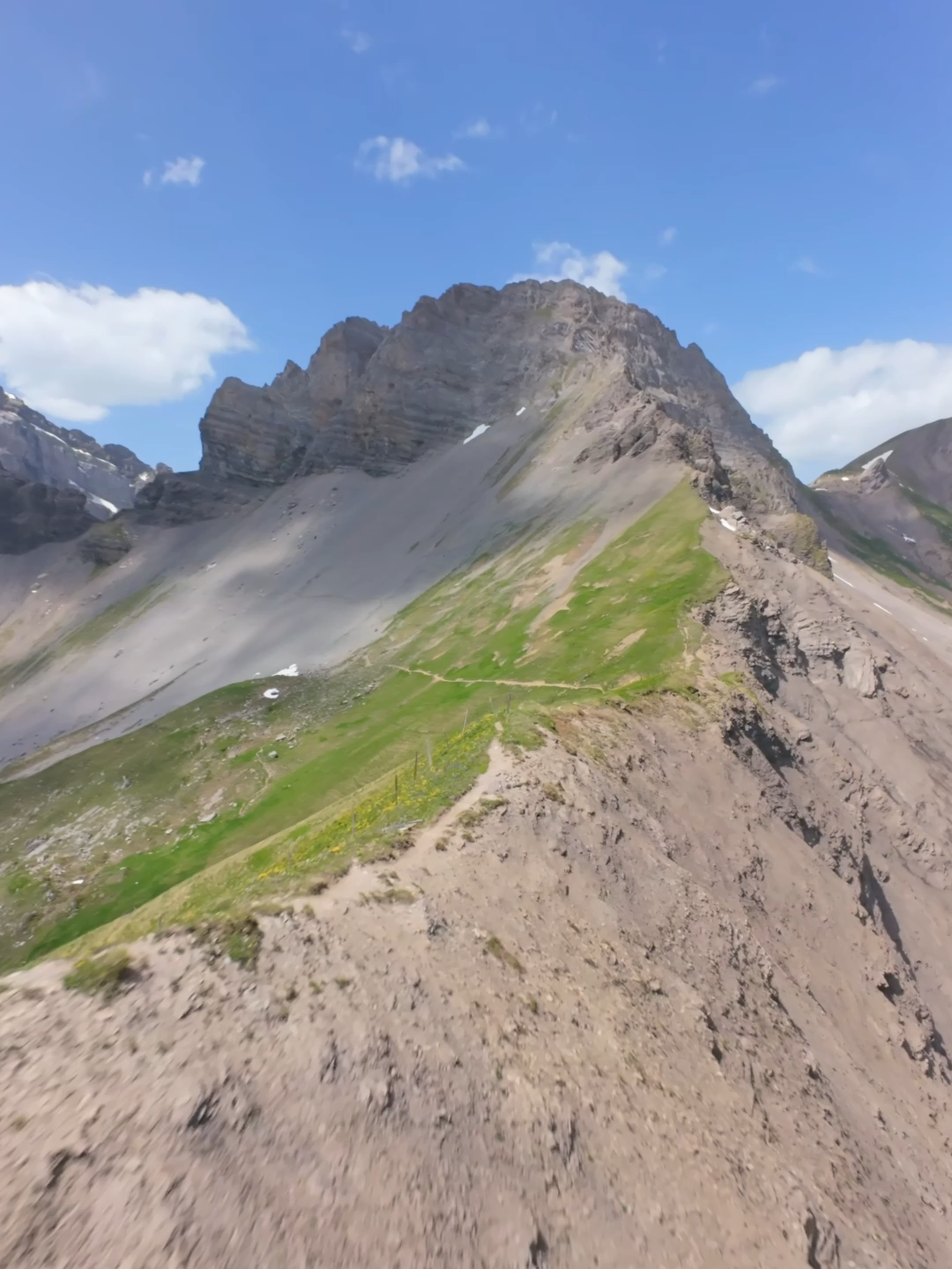 Vol FPV sur les flancs d’une montagne des Alpes suisses