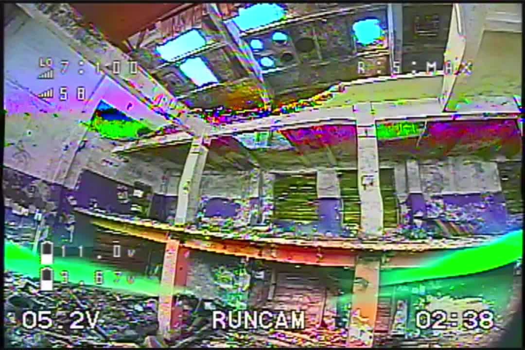 Je vole vers le GEPRC RECER 5 dans une plante FPV-Dron abandonnée (First-