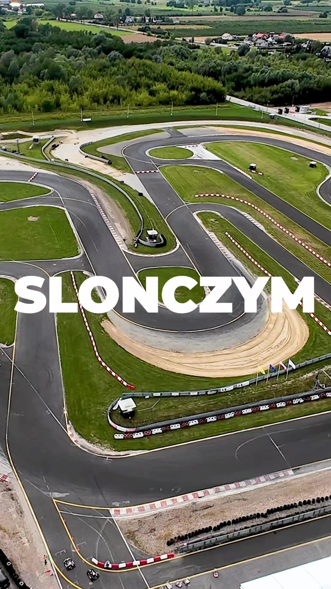 Personnel avec un drone FPV à l'entraînement devant la dernière manche du championnat Pologne