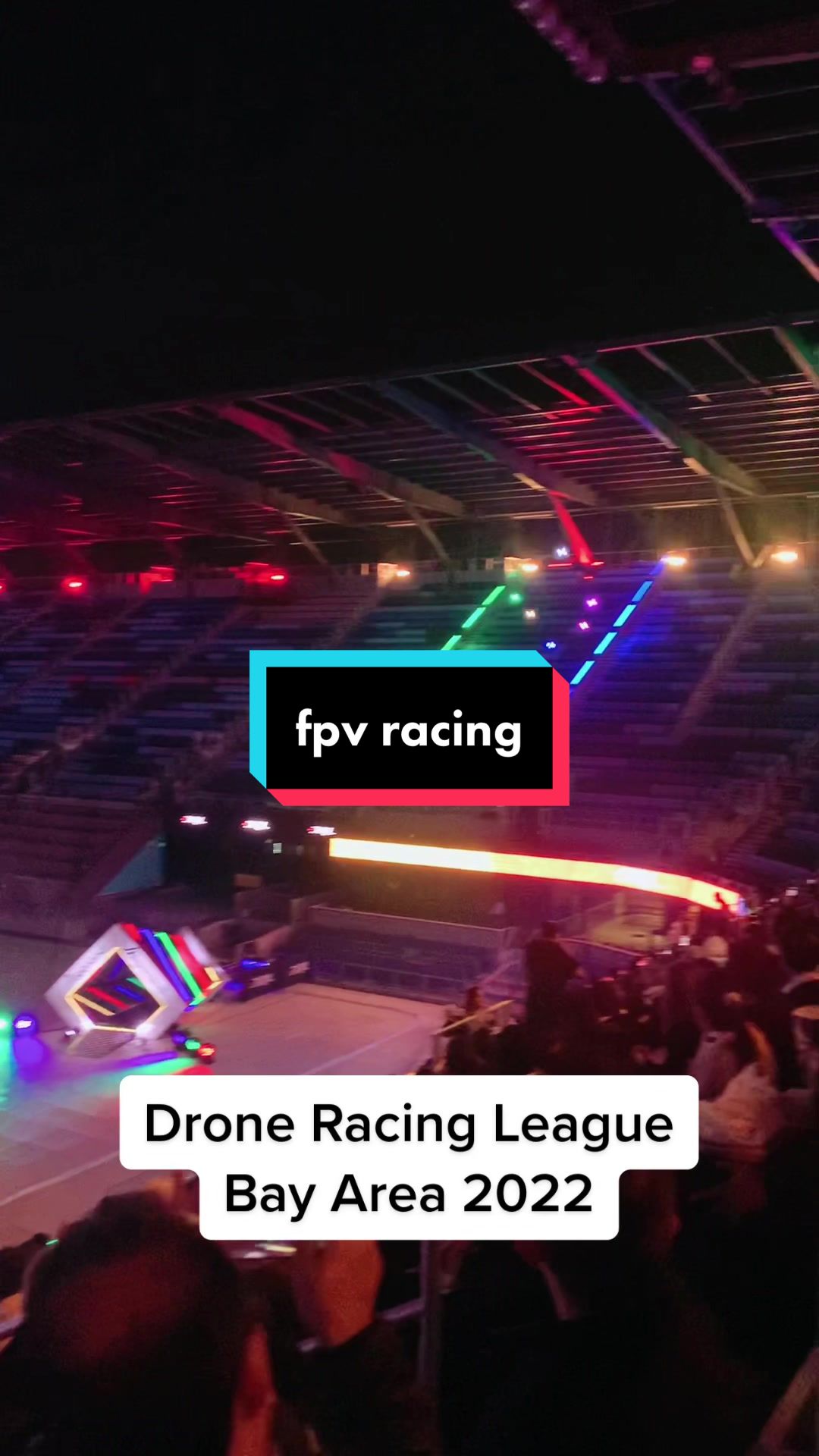 Tout premier à regarder la compétition de course de drones
