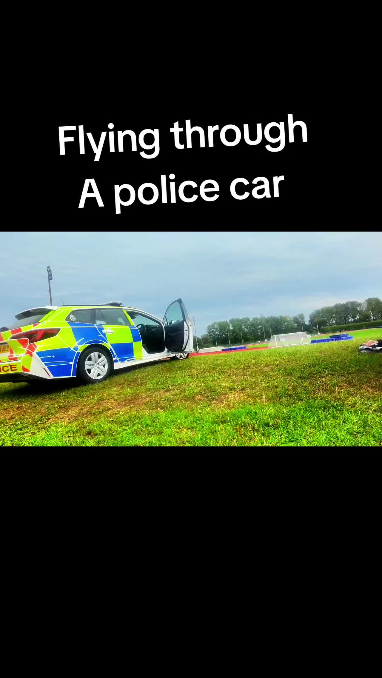 Le drone FPV traverse une voiture de police