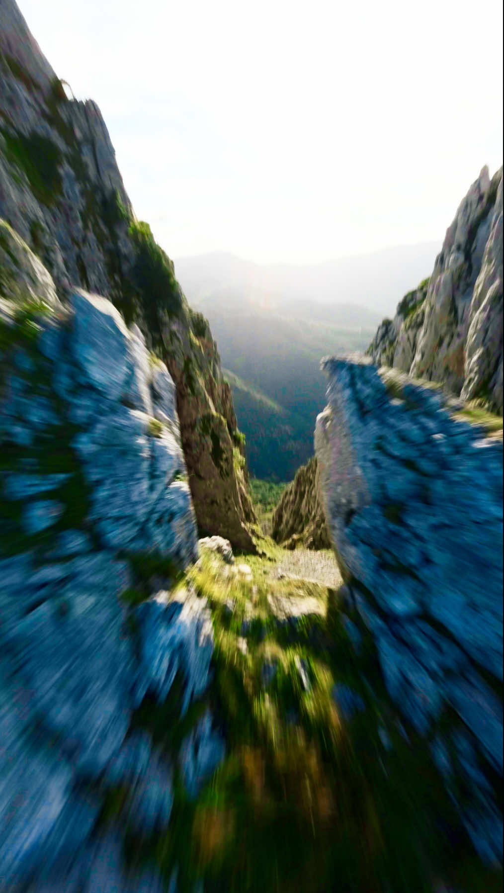 Directement dans l'écart des rochers, nous avons commencé à jouer, en envoyant le drone