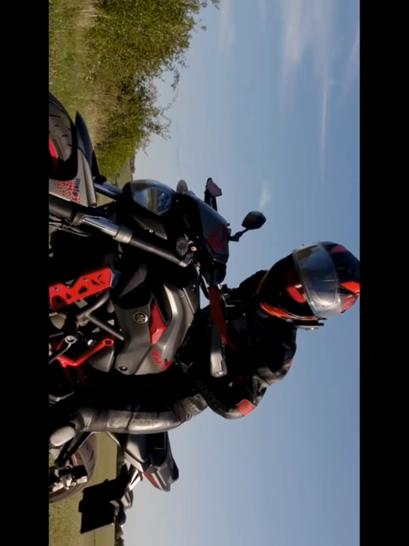 FPV rencontre la puissance - montez dans le ciel, poursuivez la route. Beauté, vitesse et liberté