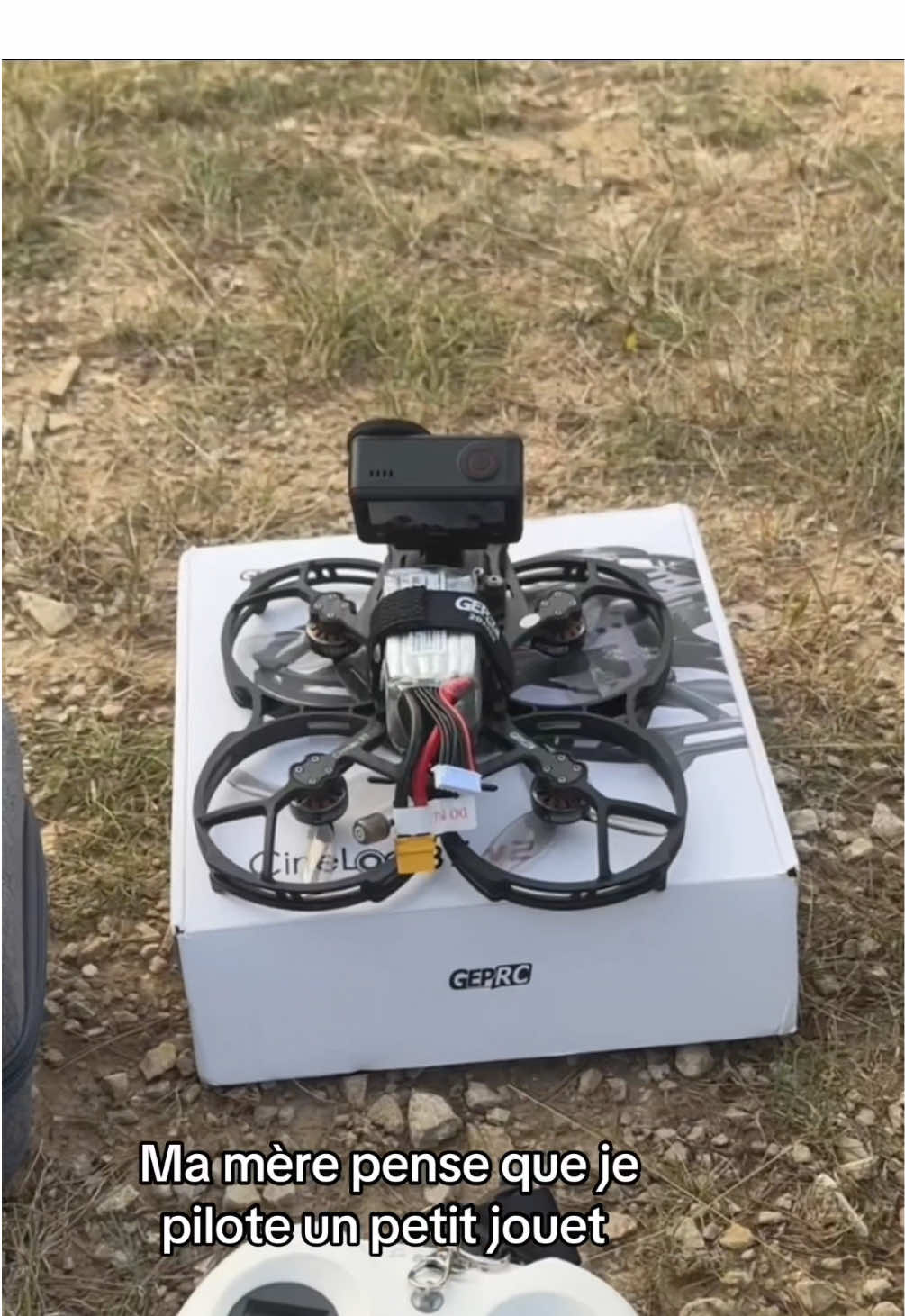 Ma mère pense que je pilote un drone tranquille… alors qu’en vrai, c’est une sc