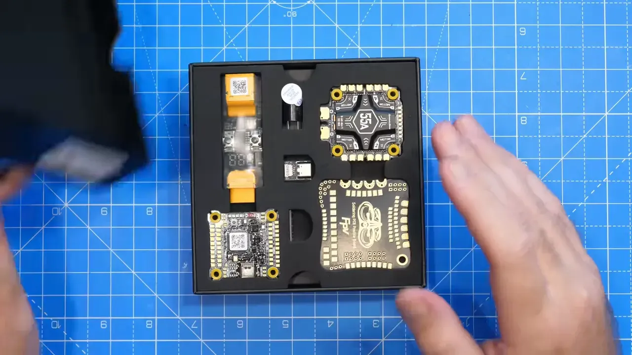 Examen du SpeedyBee F405 V5 — Solid Stack, le micrologiciel OX32 soulève des questions