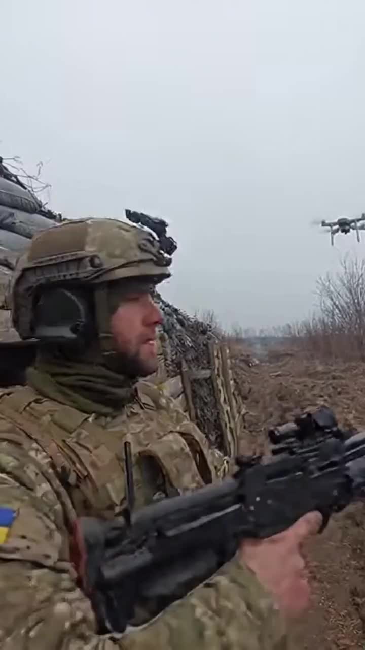 "Un drone contre un fusil de chasse. La guerre moderne rencontre l'instinct brut." Dans un ciel gouverné par la machine