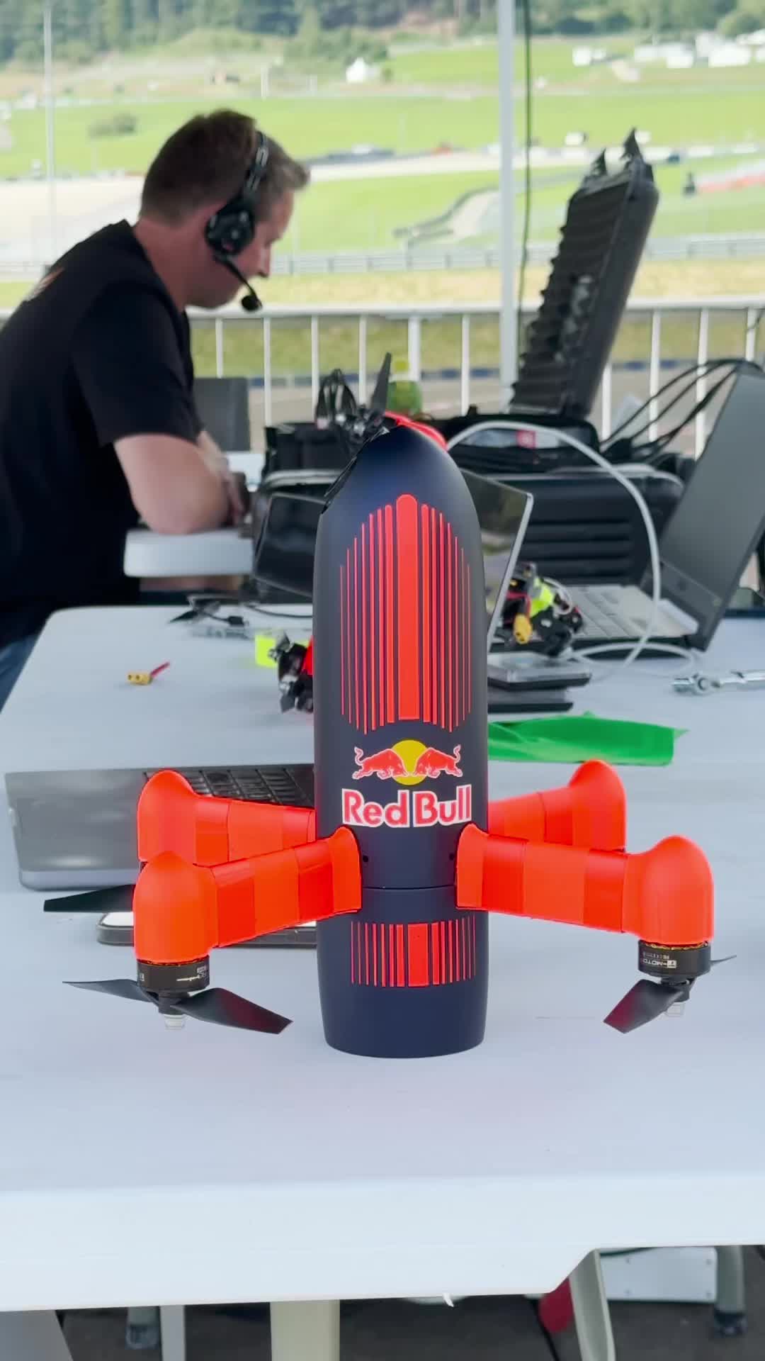 Voici comment suivre une voiture de F1 de la manière la plus cool possible Drone Gods Bull Ri