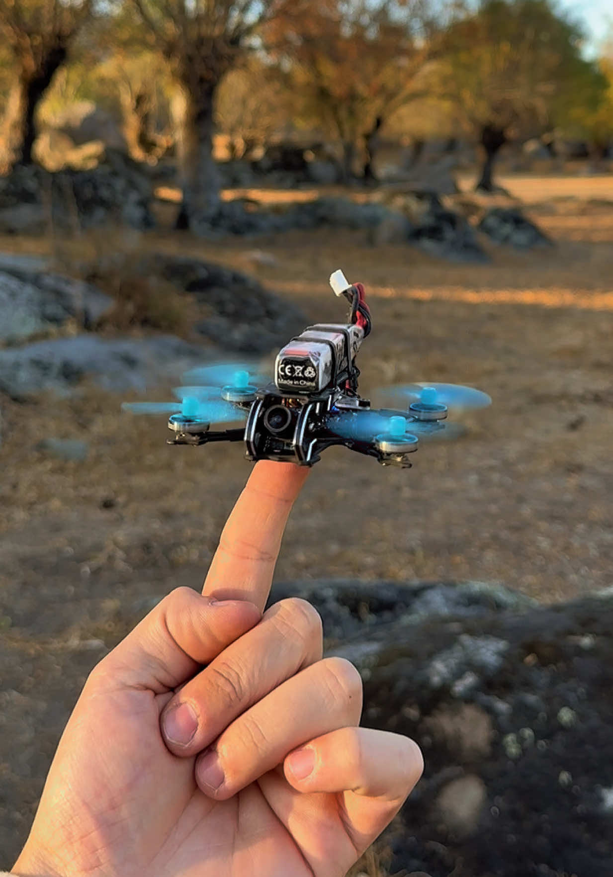 Décollage de rotation des doigts du drone FPV