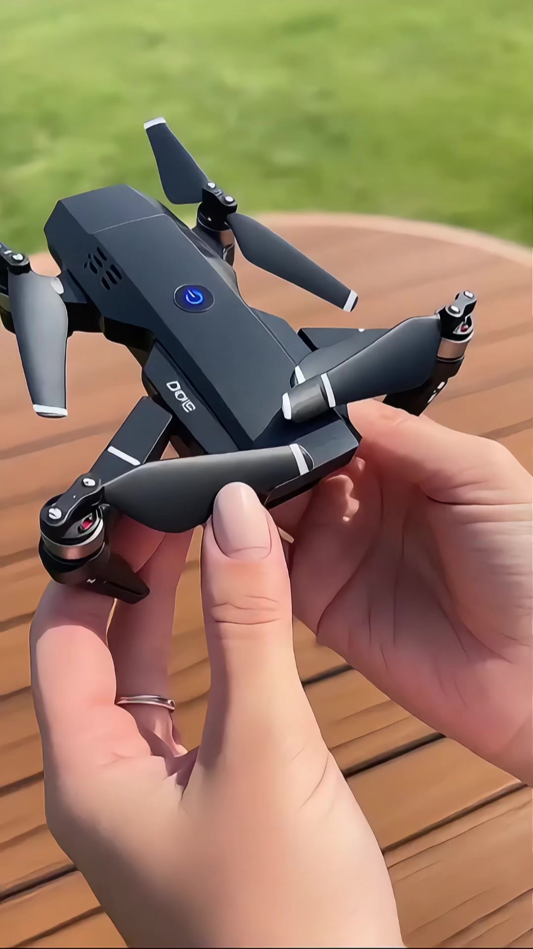 Explorez le ciel avec le drone E88 4K ! Dépliez, lancez et capturez le souffle