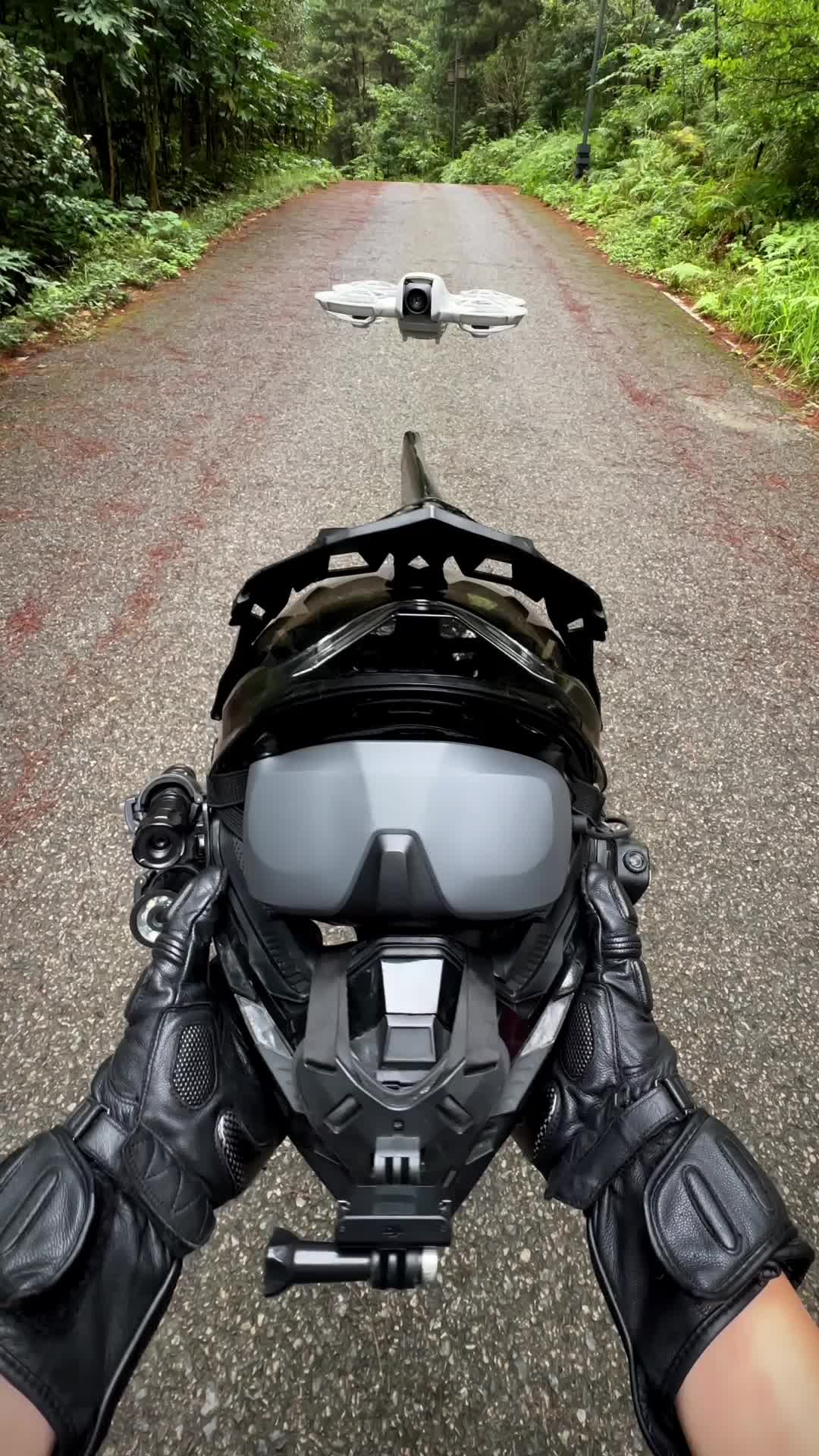 Vous avez déjà essayé le suivi de la tête de DJINeo ? Activez votre DJI RC Motion 3 et regardez Neo