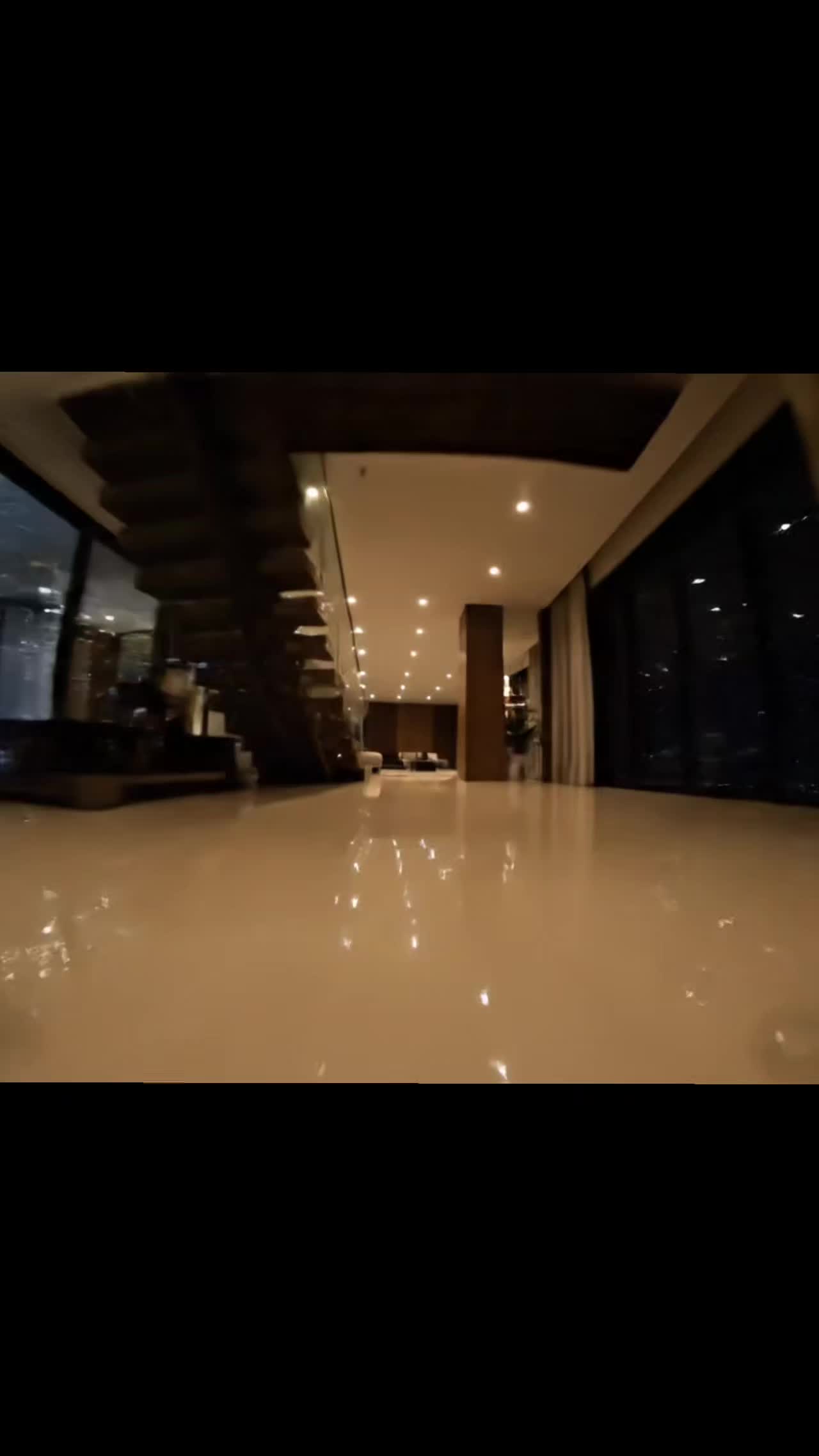 1. Ouvrez Gemini 2.Sélectionnez la vidéo avec Veo 3. Insérez l'invite PROMPT { "description