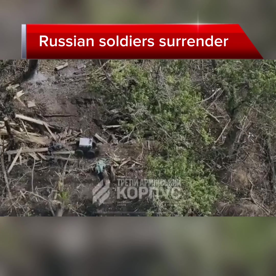 Cette séquence montre deux soldats russes se rendant aux forces ukrainiennes.