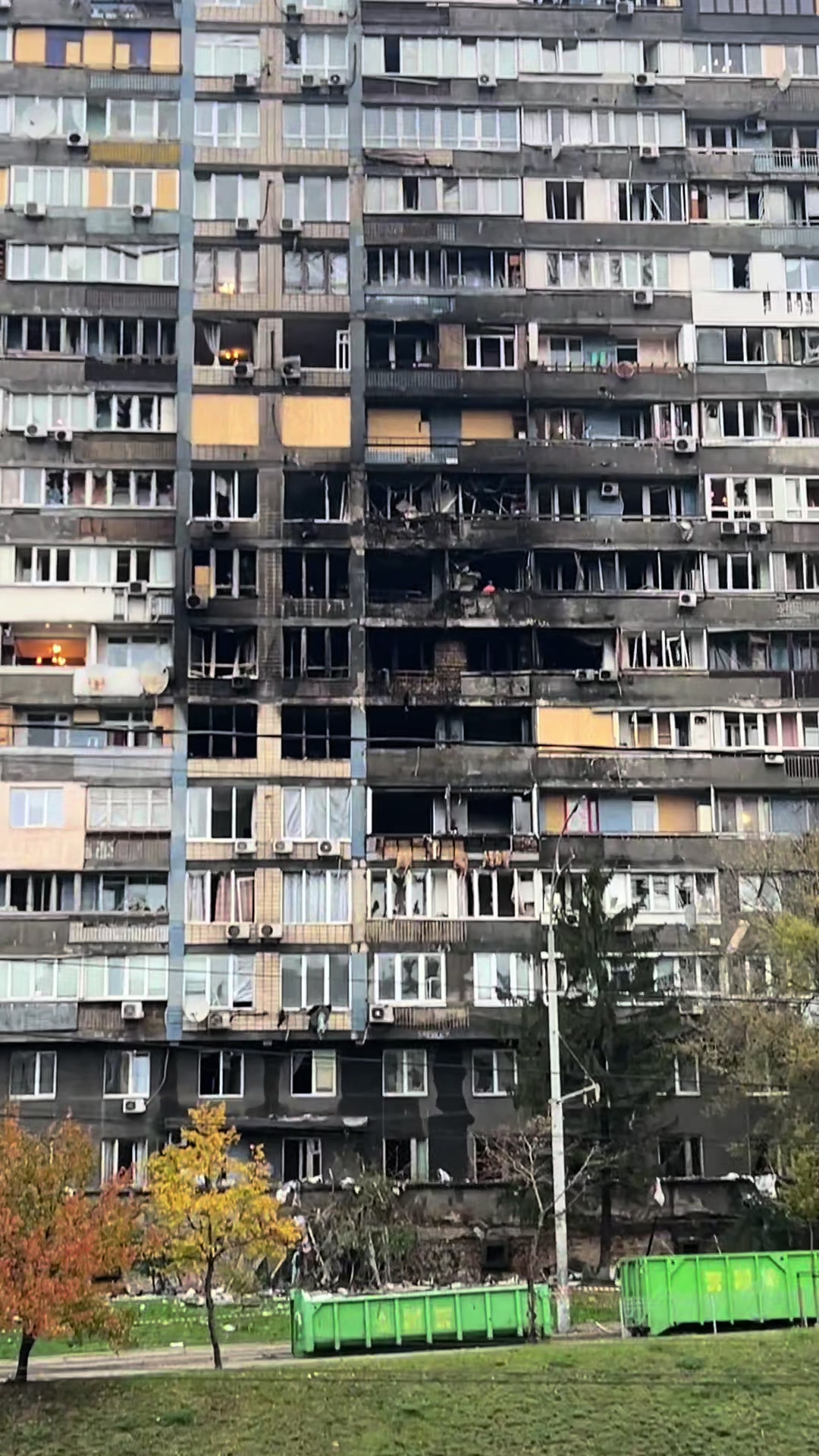 Kyiv 10.10.25 Les habitants jettent soigneusement les débris des fenêtres et des balcons brûlés
