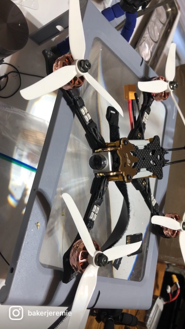 Choisissez votre sélection chez Drone Racers Warehouse Nous construisons des drones de course personnalisés