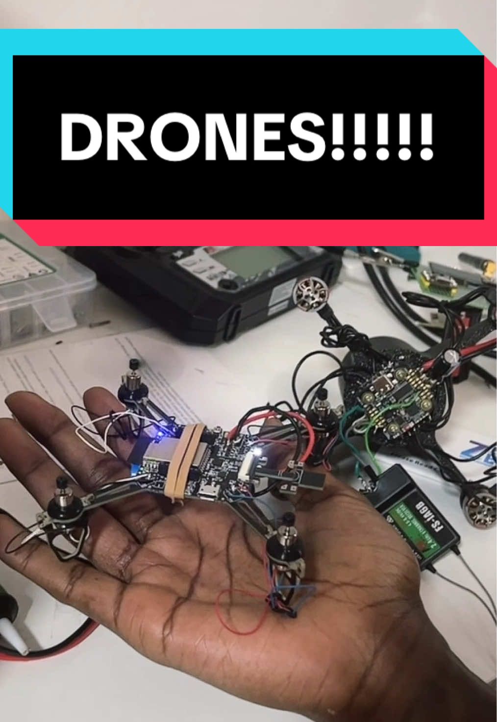 2 drones avec lesquels je travaille actuellement. et un que j'ai imprimé moi-même en 3D