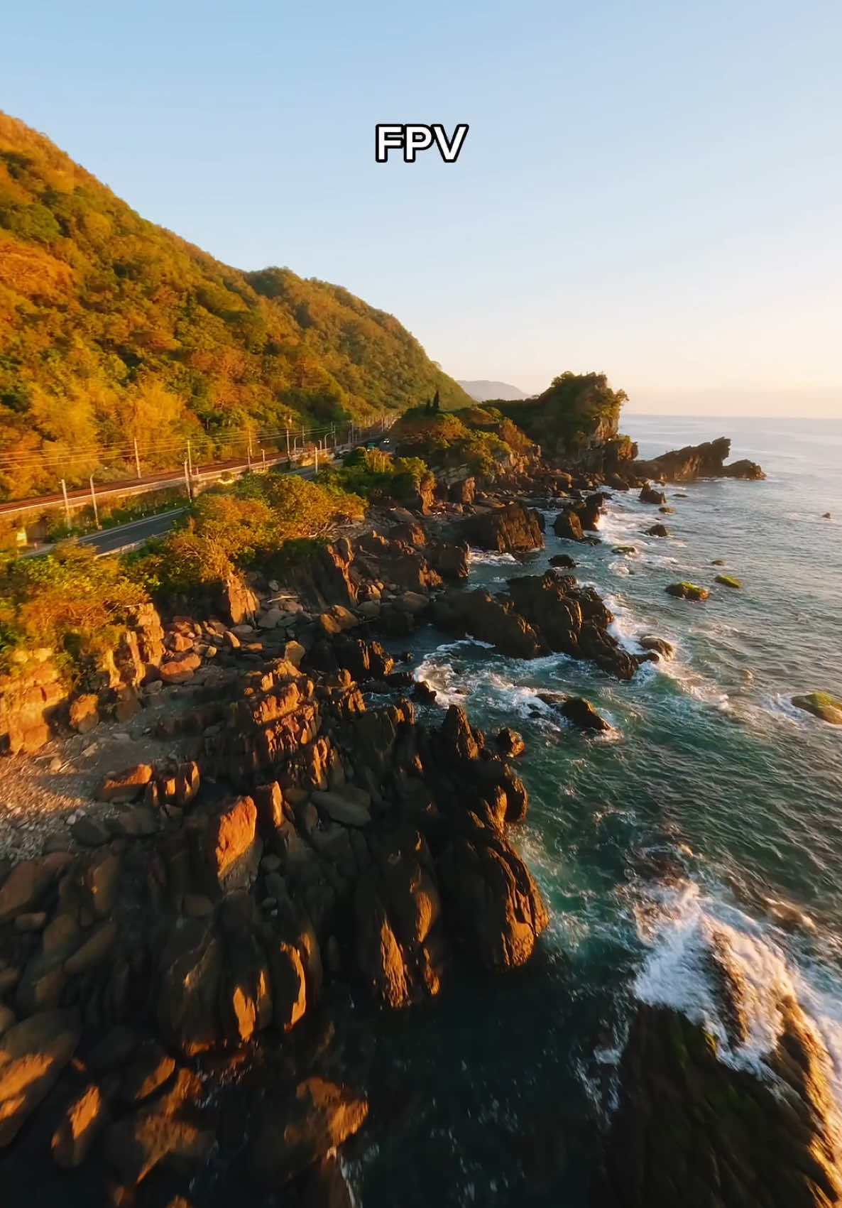Deux drones, deux perspectives : même scène, ambiance totalement différente. Main gauche : M