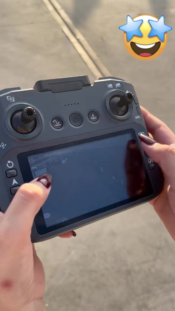 Ce drone équipé d'un écran décolle très facilement !