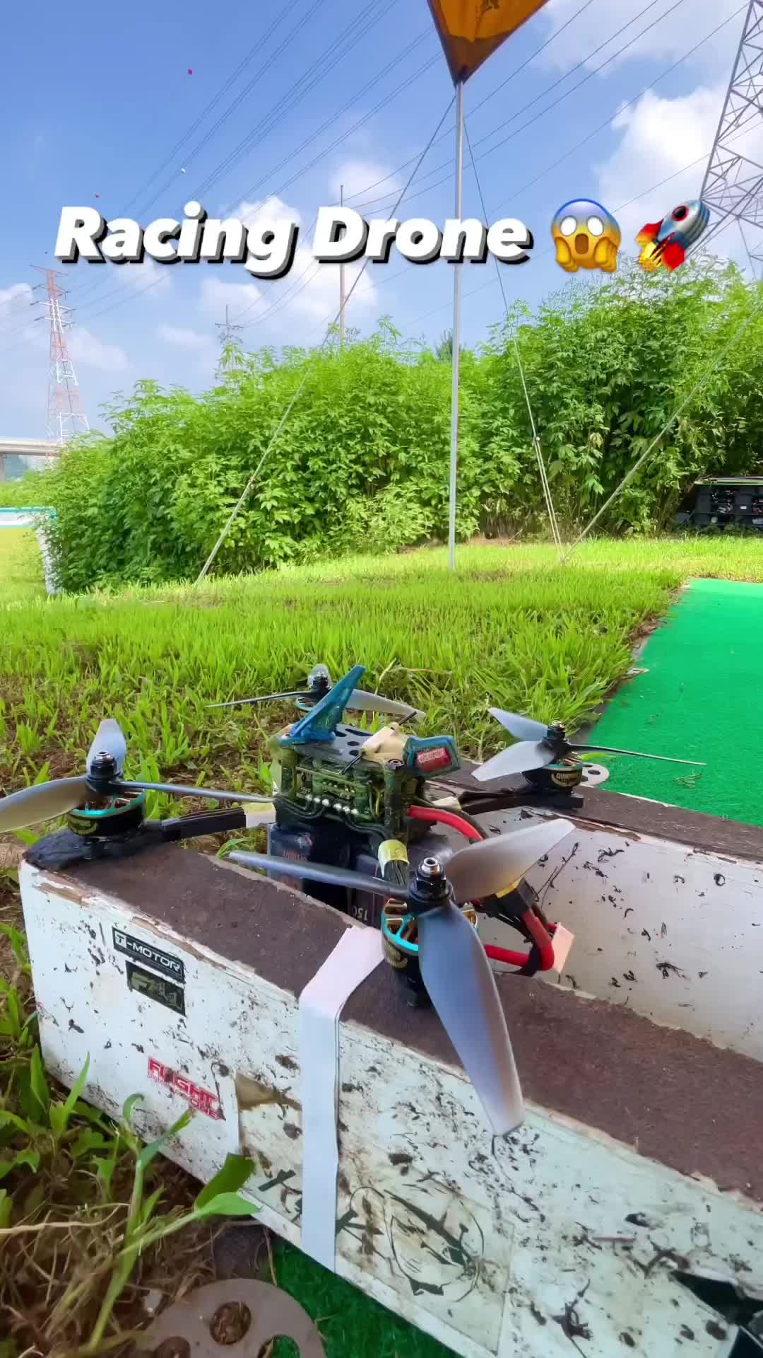 Les drones de course sont INSANE !! 200 km/h facile en moins d'1 seconde