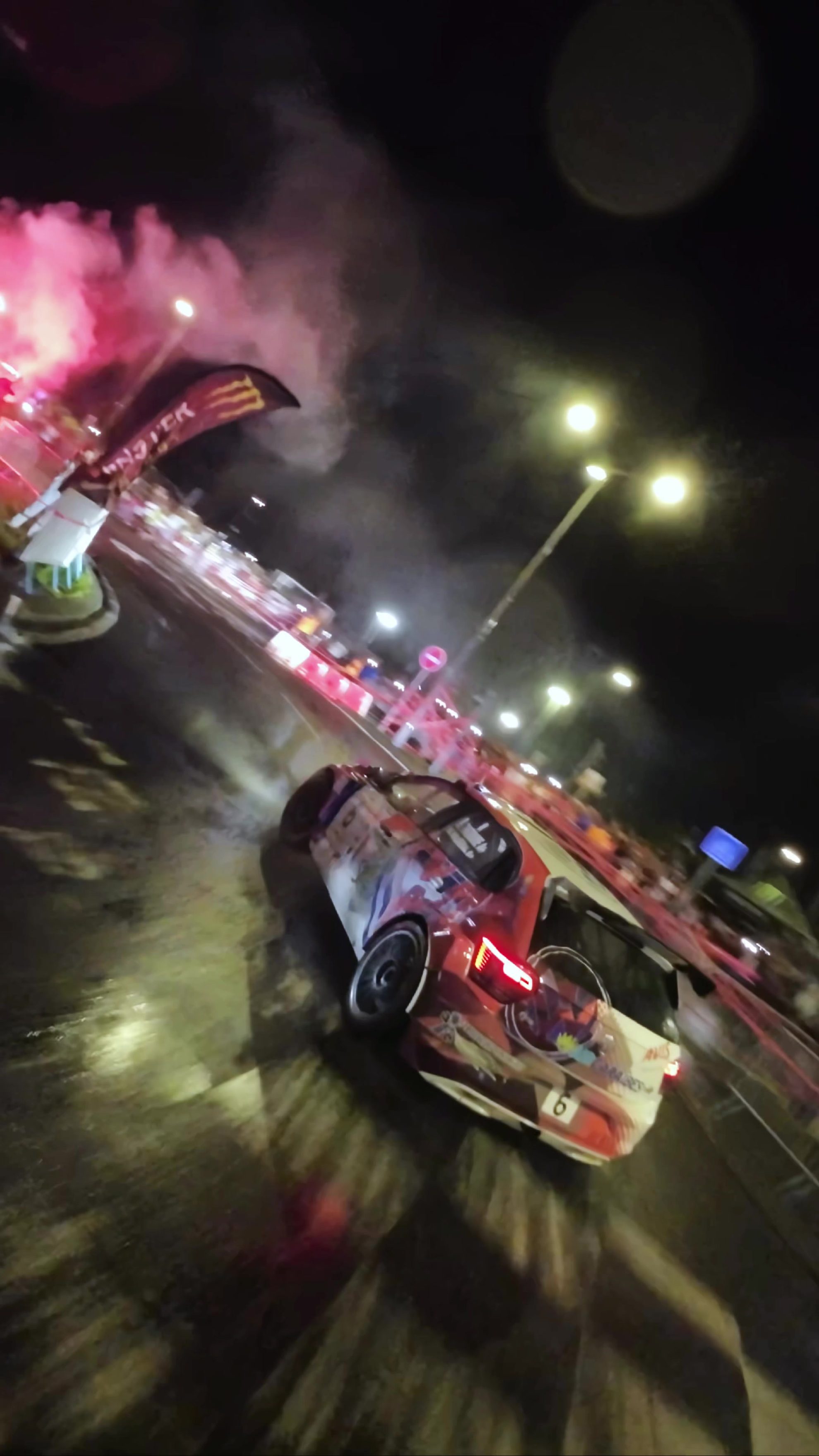 Plongée au cœur de l'action avec cette poursuite en drone FPV d’une voiture en