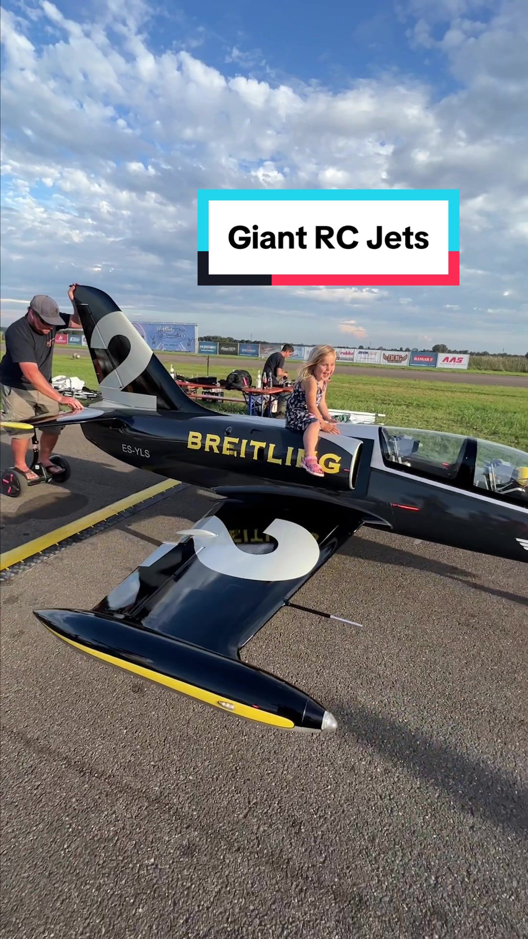 Vol en formation GIANT L-39 Breitling RC Jet à Airmeet 2023 Ne manquez pas Airm
